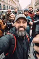 ai generativ Barcelona Spanien 14 Februar 2022 glücklich Tourist Besuch la Sagrada familia Barcelona Spanien lächelnd Mann nehmen ein Selfie draußen auf Stadt Straße Tourismus und Urlaube Konzept foto