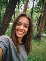 ai generativ schön kaukasisch Mädchen nimmt ein Selfie draussen foto