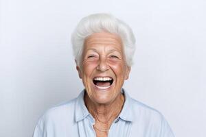 ai generativ Schönheit Porträt von ein Senior Frau Lachen auf ein Weiß Hintergrund isoliert reifen Dame lächelnd auf ein Weiß Hintergrund foto