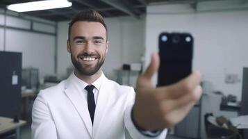 ai generativ beiläufig Video Blogger Mann ist lächelnd beim das Kamera nehmen ein Selfie foto