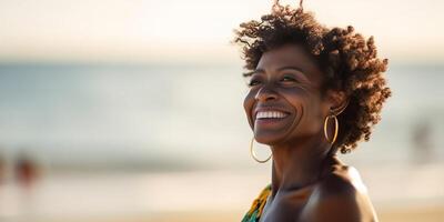 ai generativ heiter Frau lächelnd beim das Strand auf Sonnenuntergang glücklich afrikanisch weiblich haben Spaß Gehen durch das Meer Menschen und Glück Konzept foto