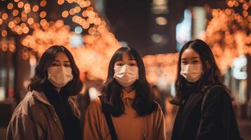 ai generativ Gemeinschaft von gemischtrassig Menschen bedeckt durch Gesichtsmasken suchen beim Kamera draußen Neu normal Lebensstil Konzept mit jung freunde Gehen auf Stadt Straße Fokus auf Mitte Mädchen foto