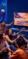 ai generativ freunde spielen Videospiele haben Spaß im das Leben Zimmer Konzept Über Zuhause Unterhaltung foto