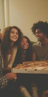 ai generativ Gruppe von freunde Aufpassen Fernseher und Essen Pizza gemischtrassig heiter jung Menschen haben Wochenende Zuhause Party zusammen glücklich Studenten haben Spaß im Universität Räume Jugend Lebensstil foto