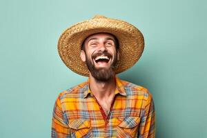 ai generativ gut aussehend Mann tragen Stroh Hut lächelnd beim Kamera auf ein Gelb Hintergrund isoliert glücklich Kerl nehmen Selfie Bild mit Clever Handy, Mobiltelefon Telefon Gerät foto