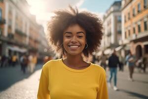 ai generativ glücklich afrikanisch jung Frau lächelnd beim Kamera draußen heiter schwarz Mädchen genießen sonnig Tag auf Stadt Straße positiv Menschen Porträt Konzept foto