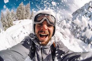 ai generativ glücklich kaukasisch Mann nehmen ein Selfie Wandern ein Berg voll von Schnee beim Winter Porträt von ein Skifahrer beim Ferien foto