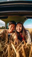 ai generativ glücklich Paar von Liebhaber nehmen ein Selfie beim Auto Ausflug foto