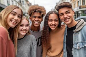 ai generativ glücklich freunde haben Spaß im das Stadt lächelnd beim Kamera Porträt von gemischtrassig jung Jugendliche gehen zu Schule foto