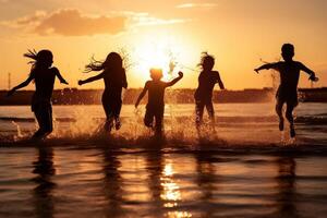 ai generativ glücklich freunde planschen Innerhalb Wasser auf tropisch Strand beim Sonnenuntergang Gruppe von jung Menschen haben Spaß auf Sommer- Ferien Menschen Ferien und Sommer Konzept foto