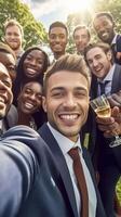ai generativ glücklich gemischtrassig Gruppe von freunde nehmen ein Selfie Trinken ein Biere beim Party foto