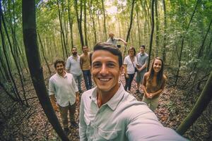 ai generativ glücklich jung Mann nehmen ein Selfie auf ein Ausflug im das Wald beim Sommer- schön Kerl nehmen ein selbst Porträt mit seine Smartphone foto