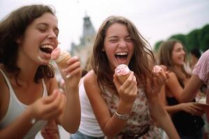 ai generativ Lachen Teenager Mädchen Essen Eis Sahne Zapfen auf Stadt Straße jung weiblich freunde genießen Eis draußen Sommer- Lebensstil Konzept foto