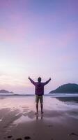 ai generativ Mann genießen Leben und Freiheit Öffnung Waffen zu das Himmel beim das Strand beim Sonnenuntergang Menschen Reise entspannen und gesund Konzept foto