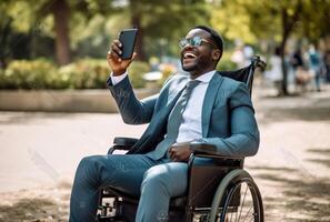 ai generativ Mann auf Rollstuhl mit freunde haben Spaß Aufpassen Clever Handy, Mobiltelefon Telefon Gerät glücklich Jugendliche Buchung Bild auf Sozial Medien Jugend Lebensstil Konzept foto