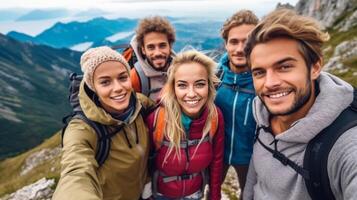 ai generativ tausendjährig freunde nehmen Selfie auf das oben von das Berg jung Menschen auf ein Wandern Ausflug feiern erreichen das Gipfel Wanderer Klettern Cliff zusammen foto