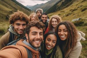 ai generativ tausendjährig freunde nehmen Selfie auf das oben von das Berg jung Menschen auf ein Wandern Ausflug feiern erreichen das Gipfel Wanderer Klettern Cliff zusammen foto