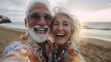 ai generativ Mutter und Sohn nehmen ein Selfie beim das Strand mit Smartphone Senior Frau und jung Mann genießen Zeit zusammen foto