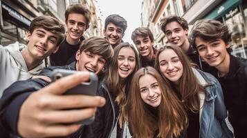 ai generativ multikulturell Beste freunde nehmen Selfie Bild mit Clever Handy, Mobiltelefon Telefon draußen Lachen Jugendliche haben Spaß auf Stadt Straße Leben Stil Konzept mit Jungs und Mädchen hängend aus zu bekommen foto