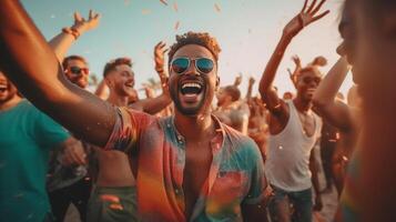 ai generativ gemischtrassig freunde Jubel Cocktails beim Strand Party jung Menschen Lachen zusammen haben Spaß auf Sommer- Ferien Freundschaft Konzept mit Jungs und Mädchen lächelnd draußen auf summe foto