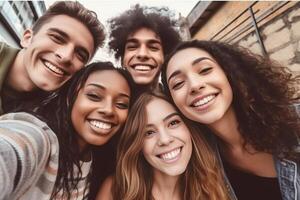 ai generativ gemischtrassig Gruppe von freunde tragen schützend Gesicht Masken nehmen ein Selfie Neu normal Freundschaft Konzept mit jung Menschen suchen Nieder beim Kamera und Lachen hell Filter foto