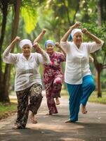 ai generativ sportlich Senior Frauen tun Übung im Garten während Gruppe Ausbildung reifen weiblich ausüben Hände und Knie Balance draußen gesund Leben Stil Konzept foto