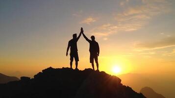 ai generativ erfolgreich Wanderer Springen auf das oben von das Berg glücklich Paar mit Rucksack genießen Leben beim Sonnenuntergang foto