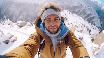 ai generativ jung Mann tragen Winter Kleider nehmen Selfie Bild im Winter Schnee Berg glücklich Kerl mit Rucksack Wandern draußen Erholung Sport und Menschen Konzept foto