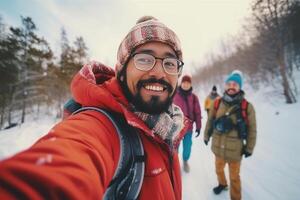 ai generativ jung Mann tragen Winter Kleider nehmen Selfie Bild im Winter Schnee Berg glücklich Kerl mit Rucksack Wandern draußen Erholung Sport und Menschen Konzept foto