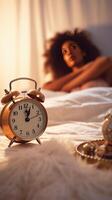 ai generativ jung Frau Lügen im Bett im das Morgen sie ist aufwachen oben spät mit Alarm Uhr foto