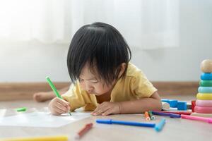 glücklich Asien Kinder spielen Lernen Farbe auf Papier. Aktivität, Entwicklung, Ich, äq, Meditation, Gehirn, Muskeln, wesentlich Fähigkeiten, Familie haben Spaß Ausgaben Zeit zusammen. Urlaub foto