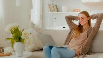 kaukasisch glücklich erfolgreich Gewinner Frau im Brille Mädchen Dame weiblich feiern Leistung tolle Ergebnis beim Wohnung Couch mit Laptop App genehmigt Angebot Gelegenheit Sieg Wette bieten Erfolg gewinnen foto