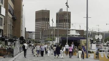 Norwegen, Oslo - - Juli 27, 2022. überfüllt Stadt Straße auf ein Sommer- Tag. Aktion. Menschen Gehen entlang Gebäude. foto