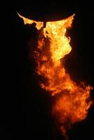 glühend Flamme mächtig flammend Fackel leuchten das dunkel Nacht - - dynamisch Feuer Konzept zum Design und Kreativität Nieder foto