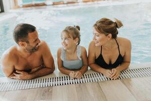 Familie im das Innen- Schwimmen Schwimmbad foto