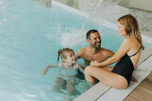 Familie im das Innen- Schwimmen Schwimmbad foto