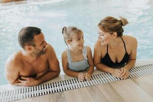 Familie im das Innen- Schwimmen Schwimmbad foto