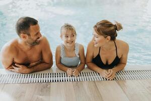 Familie im das Innen- Schwimmen Schwimmbad foto