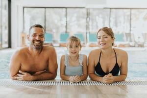 Familie im das Innen- Schwimmen Schwimmbad foto