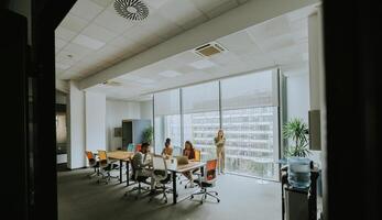 jung multiethnisch Anfang Mannschaft Arbeiten im das modern Büro foto