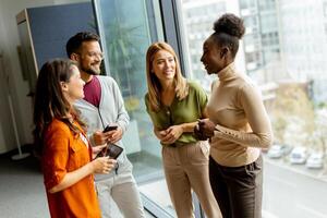 jung multiethnisch Anfang Mannschaft Arbeiten im das modern Büro foto