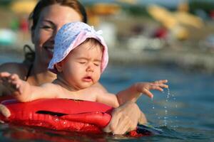 Schwimmen im das Meer foto