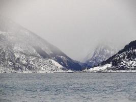 winterlandschaft fjord sonnenaufgang sonnenuntergang, norwegen. Fähre Vangsnes nach Balestrand. foto