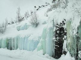 gefrorener wasserfall und eiszapfen, schöne landschaft in norwegen. foto