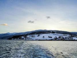 Nehmen Sie die Fähre von Vangsnes nach Dragsvik. Winterlandschaft norwegen.