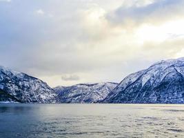 Winterlandschaft und Morgenzeit am Sognefjord in Vestland, Norwegen. foto