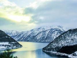 Winterlandschaft und Morgenzeit am Sognefjord in Vestland, Norwegen. foto