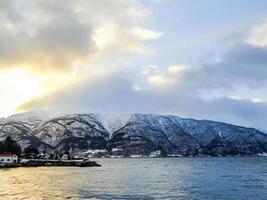 Winterlandschaft und Morgenzeit am Sognefjord in Norwegen. foto