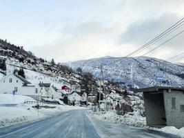 verschneite Straße durch Hermansverk, Leikanger, Sogndal, Norwegen. Winterlandschaft. foto