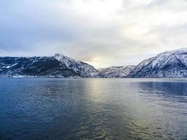 Winterlandschaft und Morgenzeit am Sognefjord in Vestland, Norwegen. foto